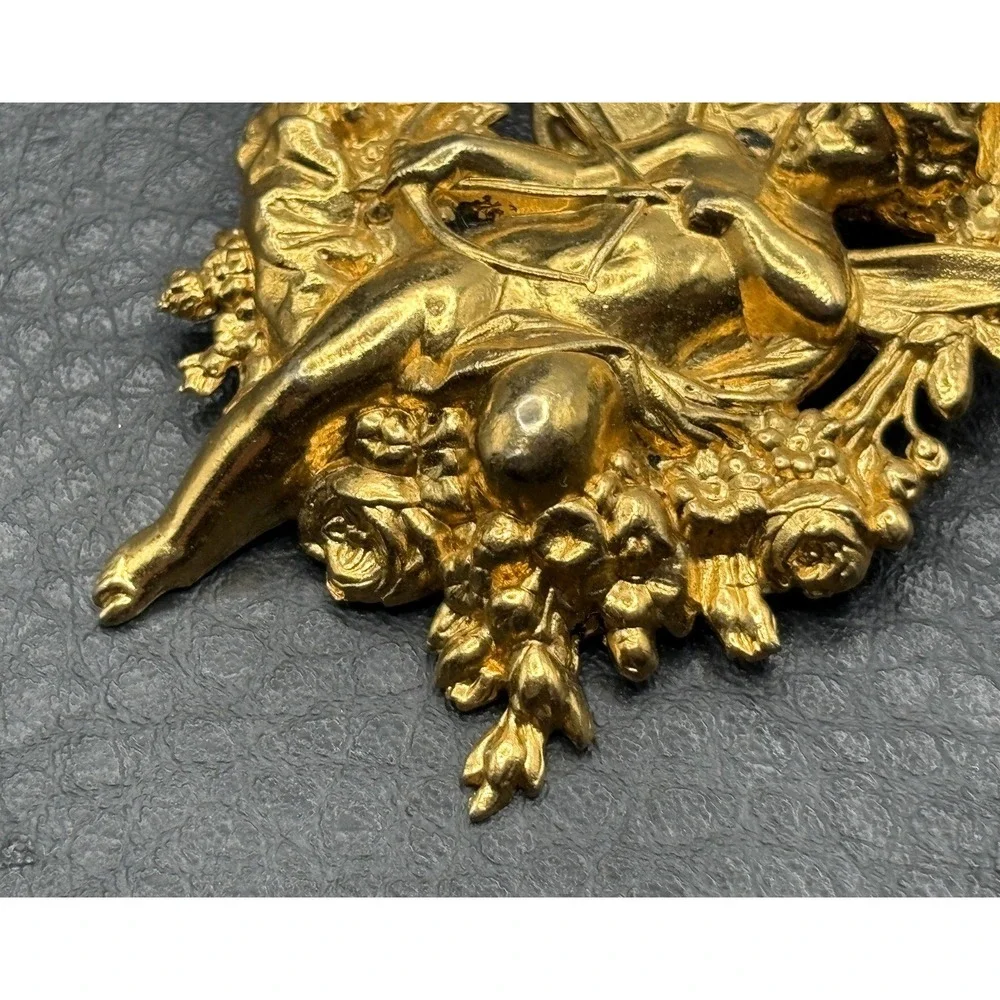 Vintage Cherub Angel Wreath Brooch Pin Cupid Gold Tone